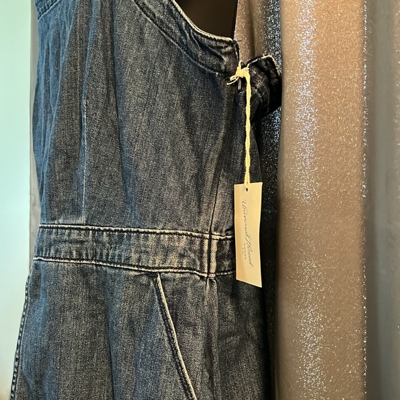 Universal Thread goods co. - Picture 2 of 5